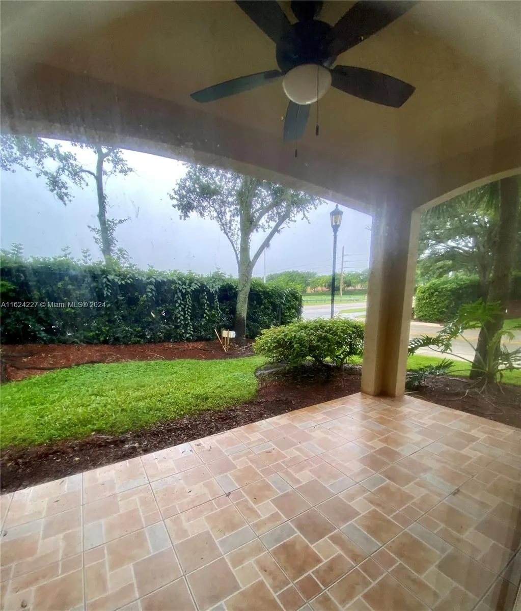 Weston, Florida 33332, United States, 4 Bedrooms Bedrooms, ,3 BathroomsBathrooms,Residential,Pending,52126