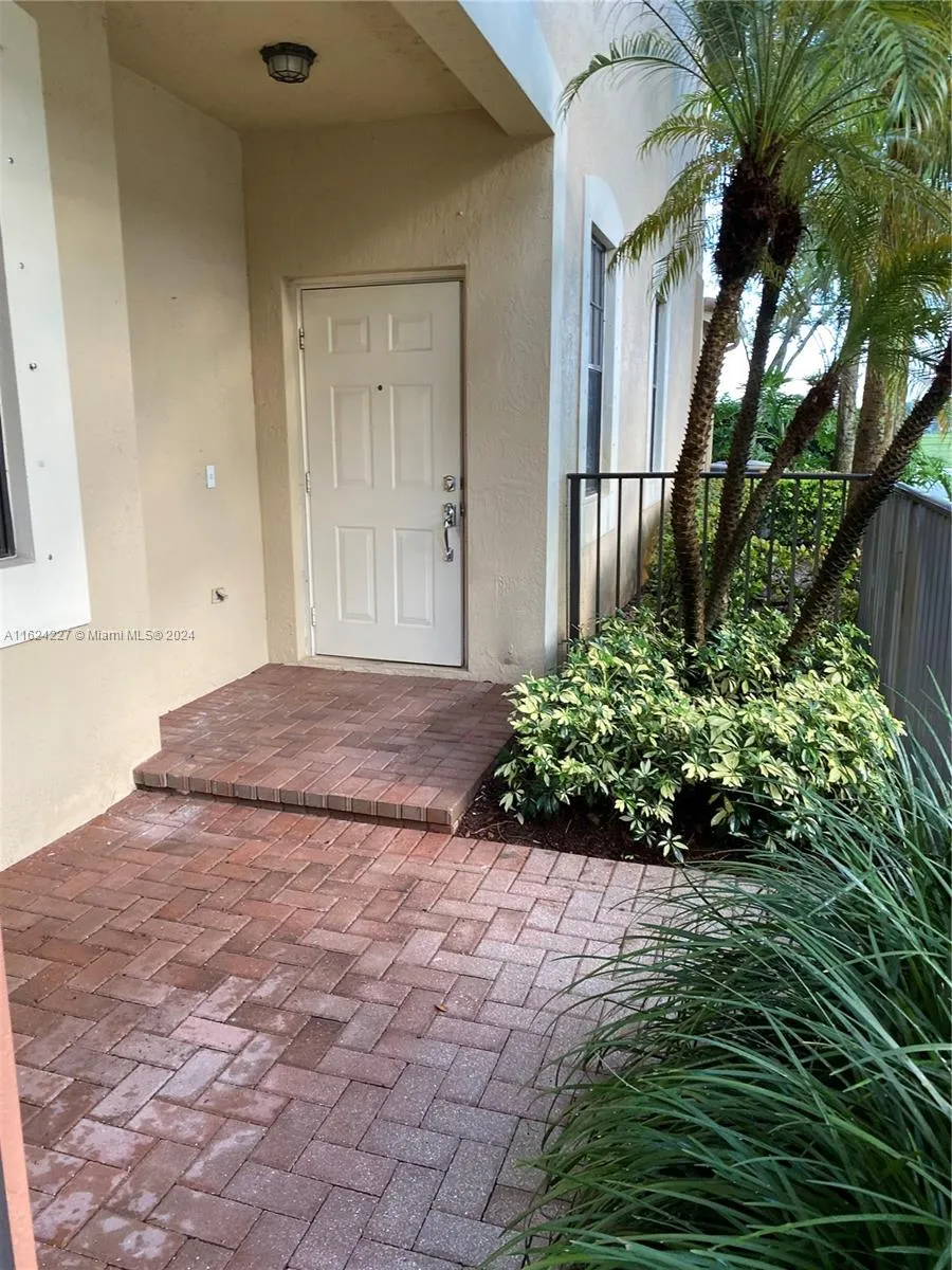 Weston, Florida 33332, United States, 4 Bedrooms Bedrooms, ,3 BathroomsBathrooms,Residential,Pending,52126