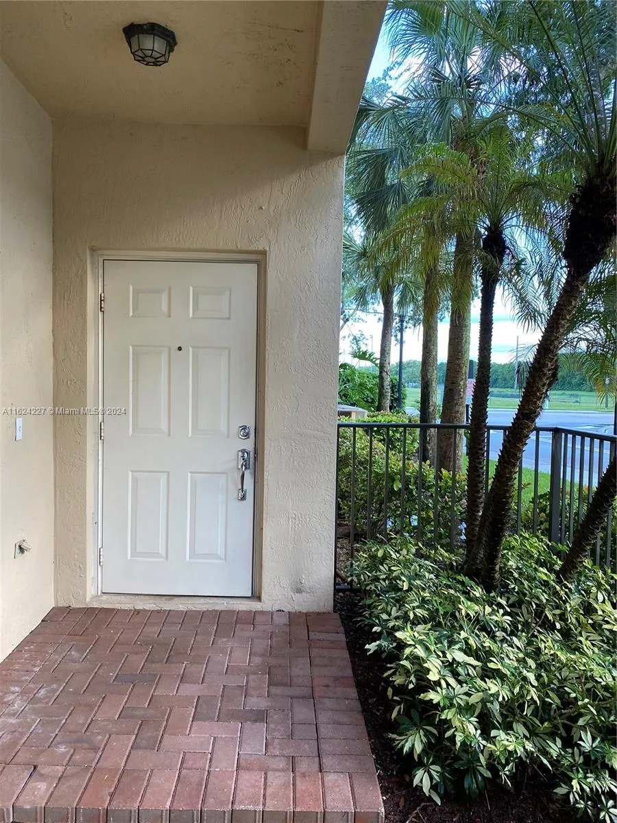 Weston, Florida 33332, United States, 4 Bedrooms Bedrooms, ,3 BathroomsBathrooms,Residential,Pending,52126