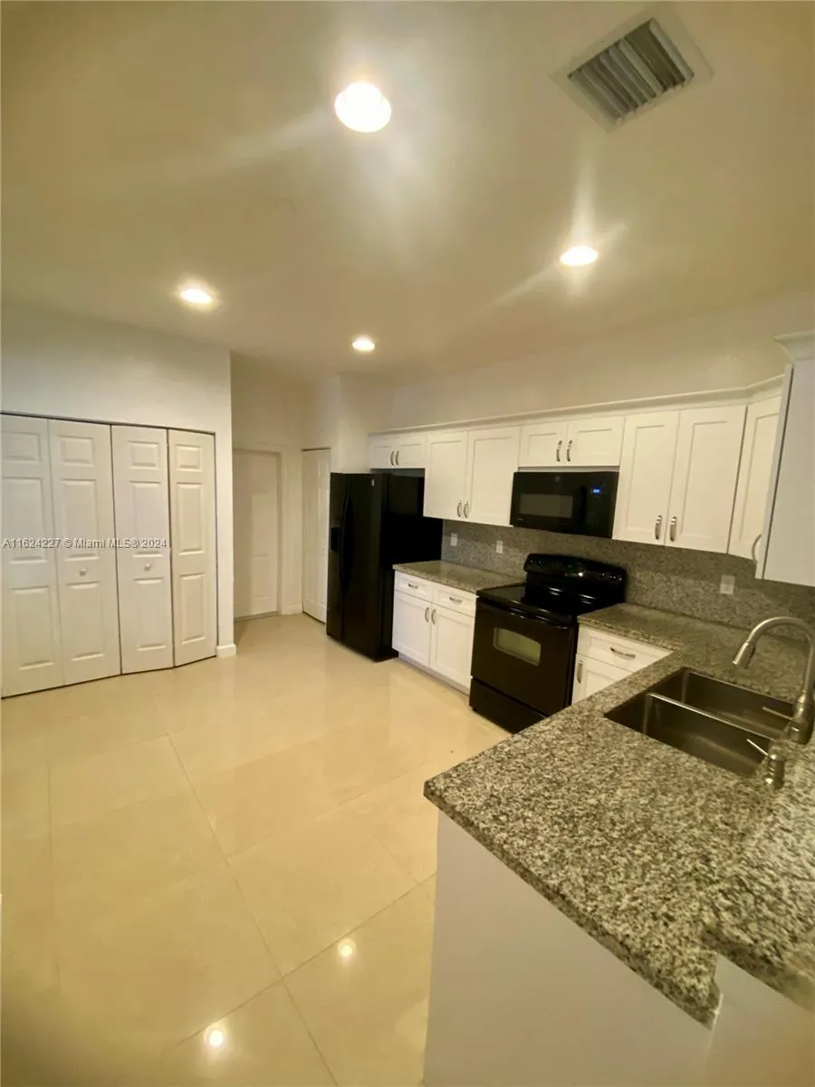 Weston, Florida 33332, United States, 4 Bedrooms Bedrooms, ,3 BathroomsBathrooms,Residential,Pending,52126