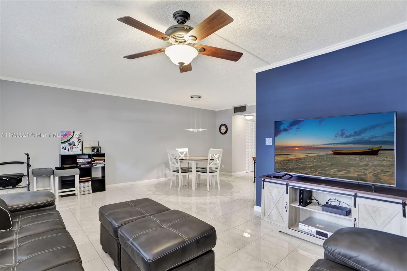 2405 Antigua Cir E1