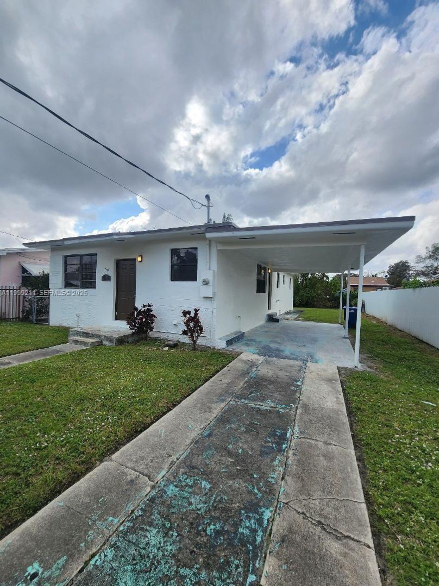 CENTRALLY LOCATED AND JUST MINUTES AWAY FROM MAJOR HIGHWAYS, RESTAURANTS AND SHOPPING. WELL
MAINTAINED WITH WOOD CABINETS, GRANITE COUNTERTOPS, TILE FLOORS, WASHER/DRYER CONNECTION AND OFF STREET PARKING