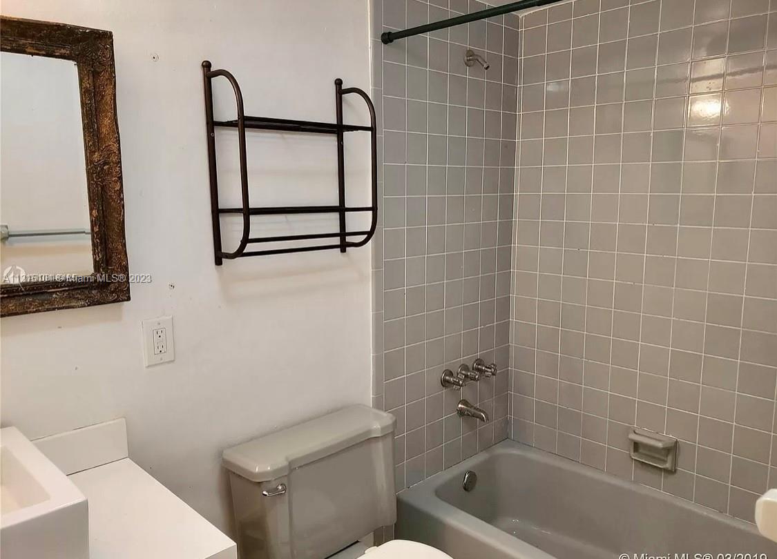 KEN-DADE CONDO - Residential