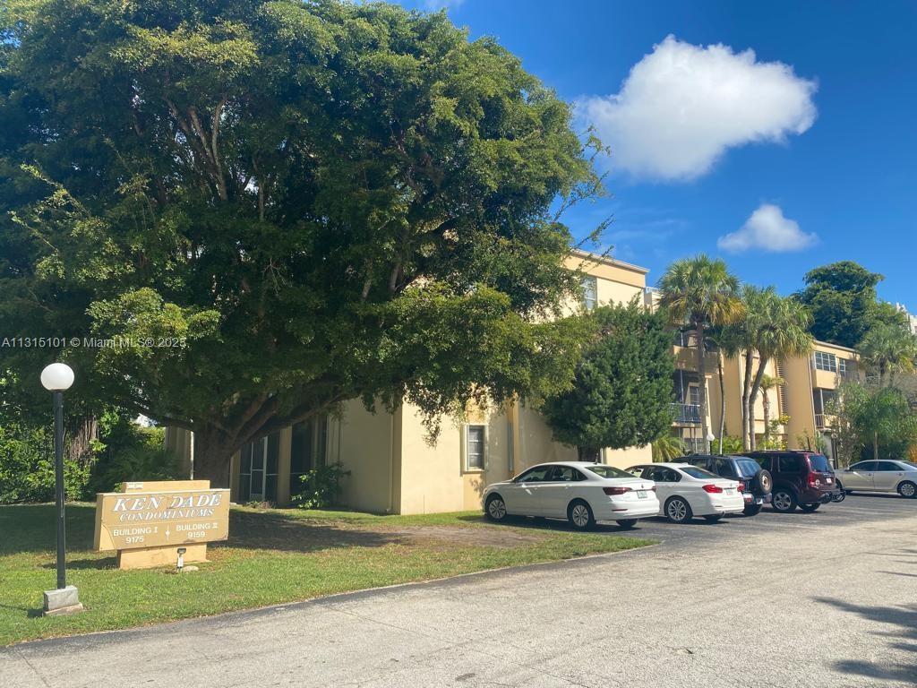 KEN-DADE CONDO - Residential