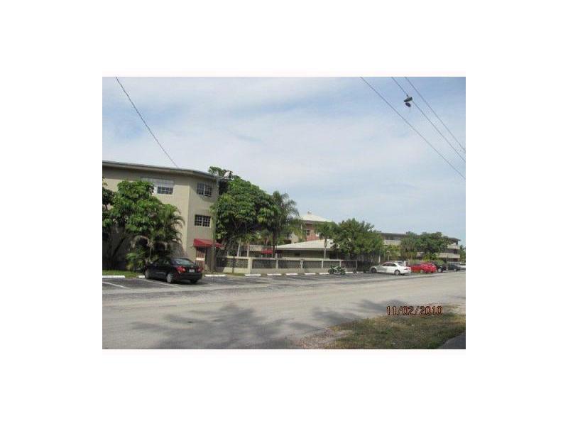 GREAT INVESTMENT OPPERTUNITY! ALWAYS RENTED 1 BEDROOM 1.5 BATH. HUGE LIVING ROOM. BRAND NEW KITCHEN! WILL GO FAST!