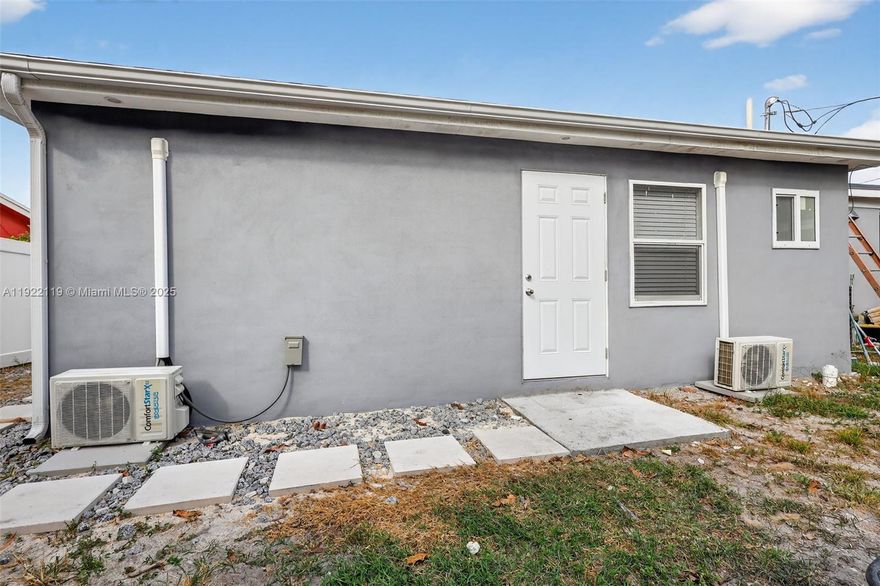 This oversized, modern efficiency offers an open and airy layout with a huge closet that provides exceptional storage. Perfect for anyone seeking a clean, updated, and spacious living space. Excellent location near shops, restaurants, and transportation.
