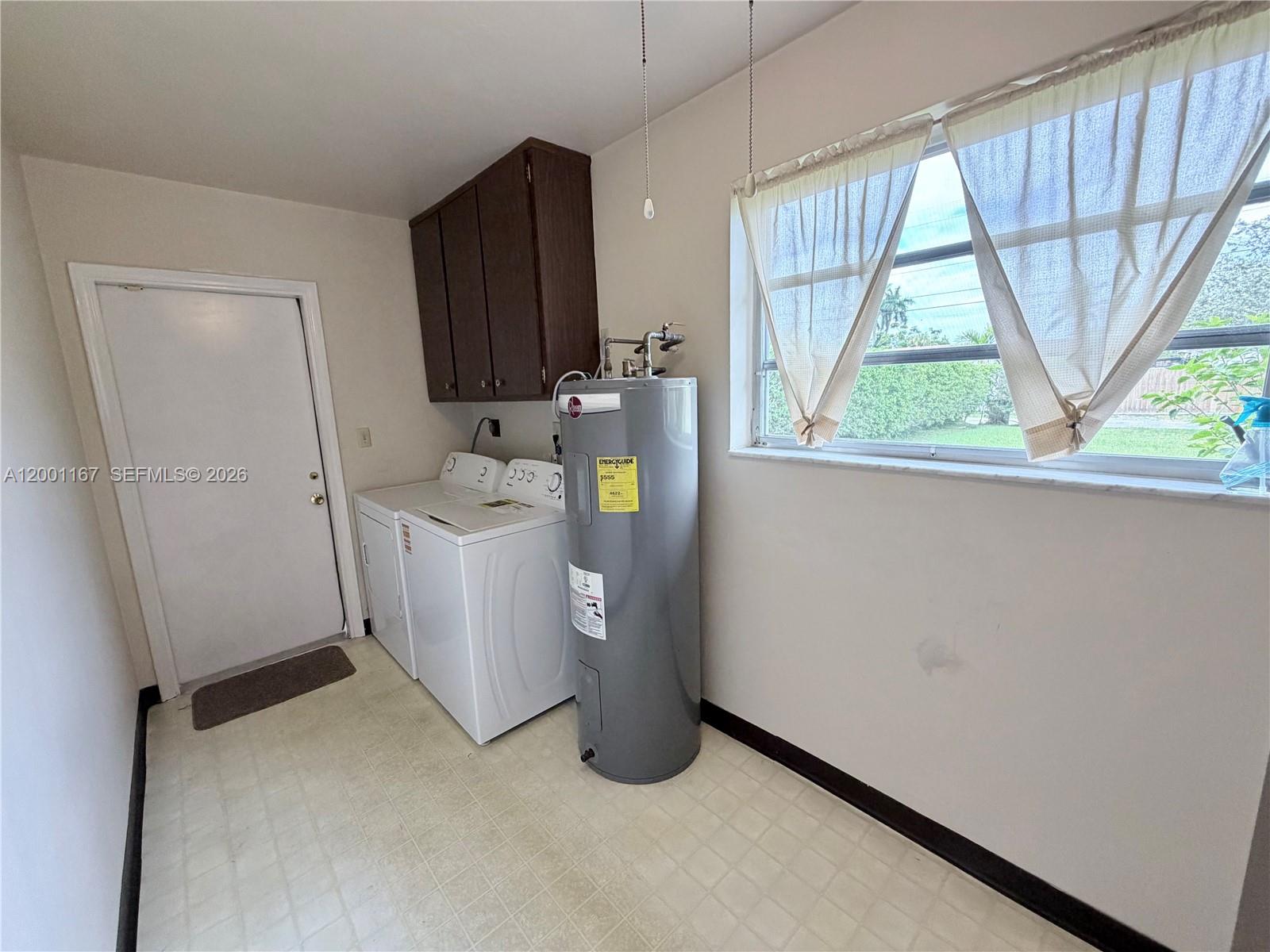 HOLLYWOOD HILLS - Residential Lease