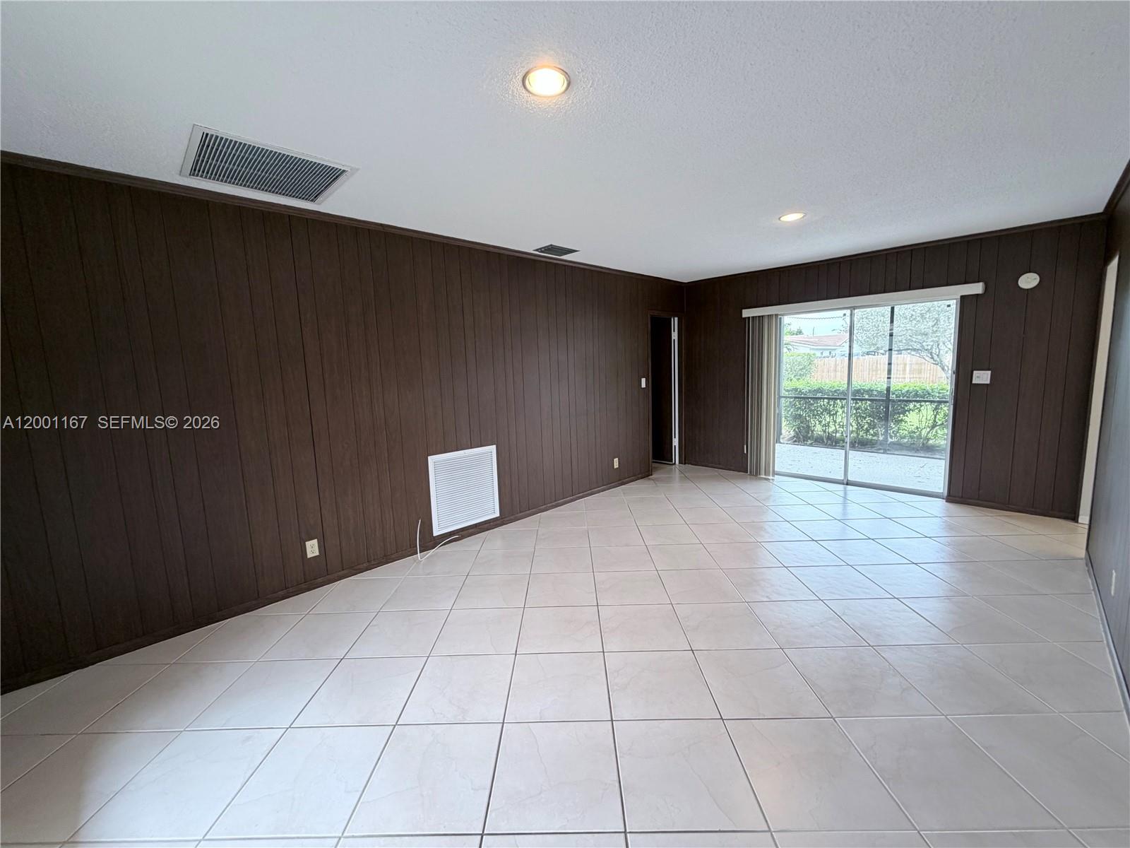 HOLLYWOOD HILLS - Residential Lease