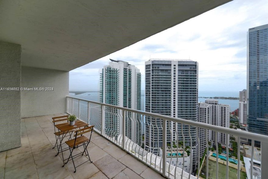 EXCELLENT CONDO! FURNISHED 1 BEDROOM / 1 BATH IN THE HEART OF BRICKELL. LOCATED JUST A MINUTES AWAY FROM THE BEACH, RIVER OF MIAMI, WITH AMAZING BAY VIEWS. LIVE THE URBAN LIFESTYLE. EASY TO SHOW IT.