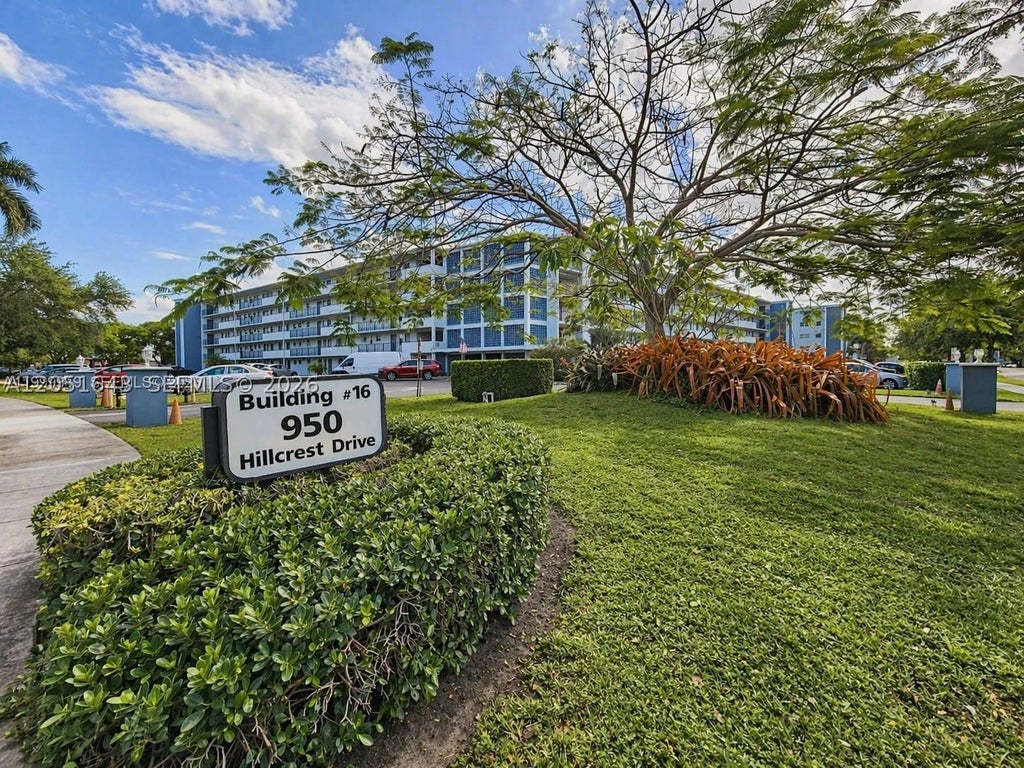 Photo of 950 Hillcrest Dr #102, Hollywood, FL 33021 (MLS # A12051643)