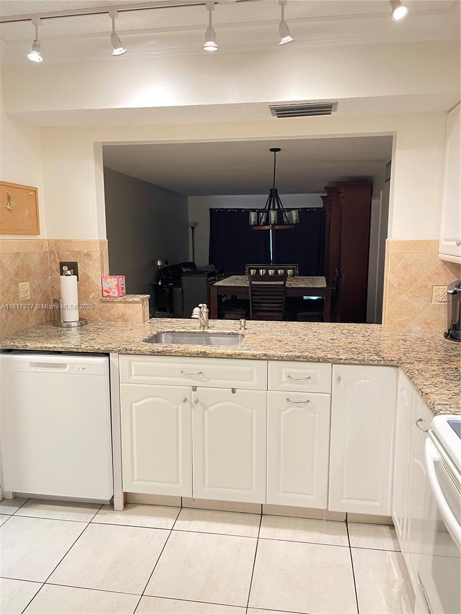 NINTH GREEN AT CRYSTAL LA - Residential Lease