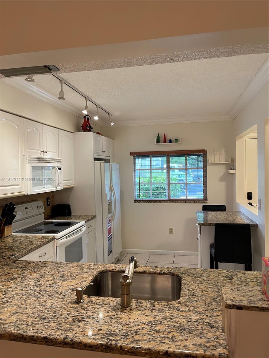 NINTH GREEN AT CRYSTAL LA - Residential Lease