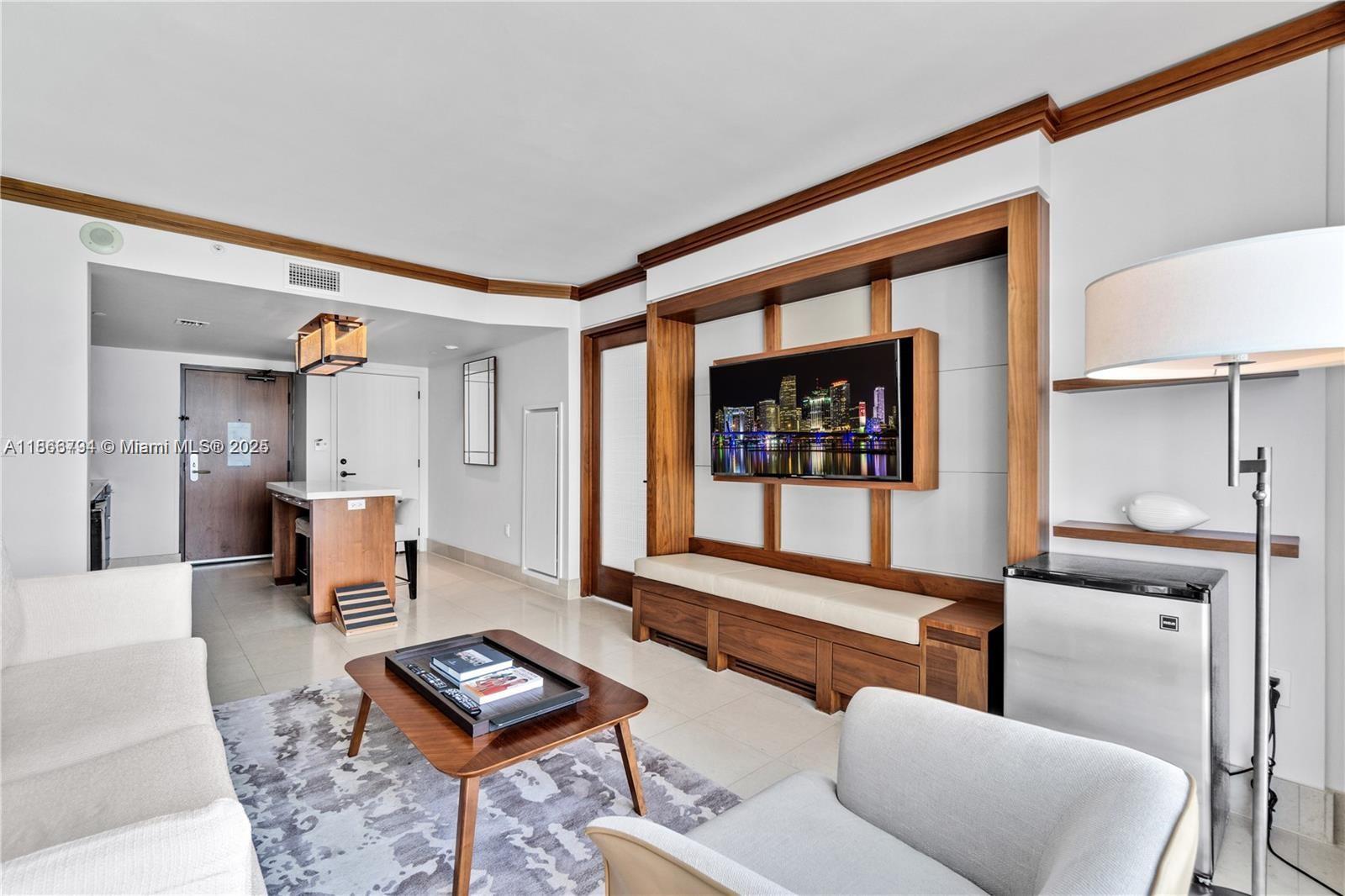 6801 Collins Ave 818