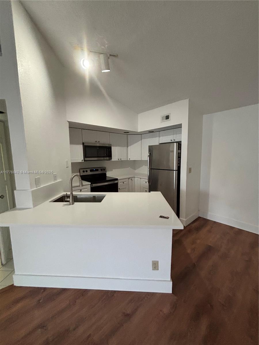 Rental Property at 643 Vista Isles Dr 1826, Sunrise, Miami-Dade County, Florida - Bedrooms: 1 
Bathrooms: 1  - $1,900 MO.