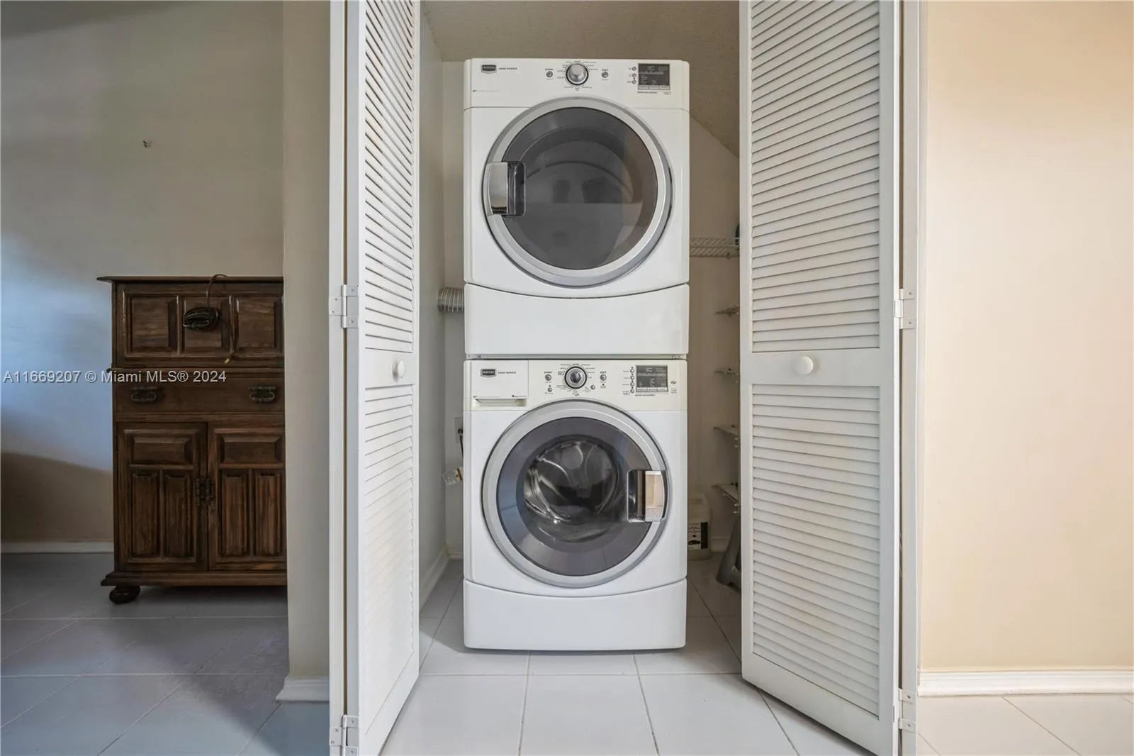 Weston, Florida 33326, United States, 2 Bedrooms Bedrooms, ,1 BathroomBathrooms,Residential,Pending,40560