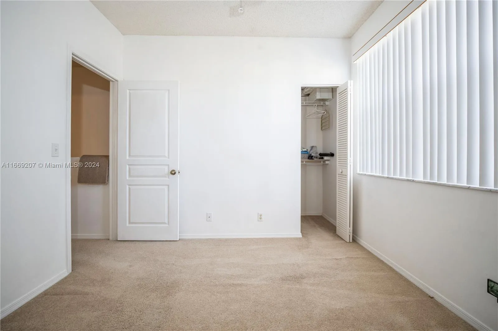 Weston, Florida 33326, United States, 2 Bedrooms Bedrooms, ,1 BathroomBathrooms,Residential,Pending,40560