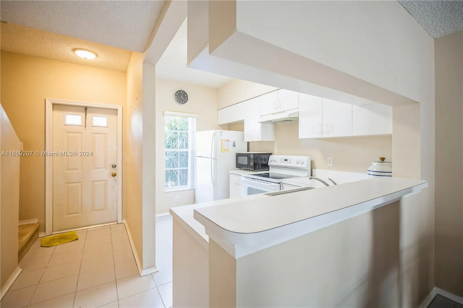 Weston, Florida 33326, United States, 2 Bedrooms Bedrooms, ,1 BathroomBathrooms,Residential,Pending,40560