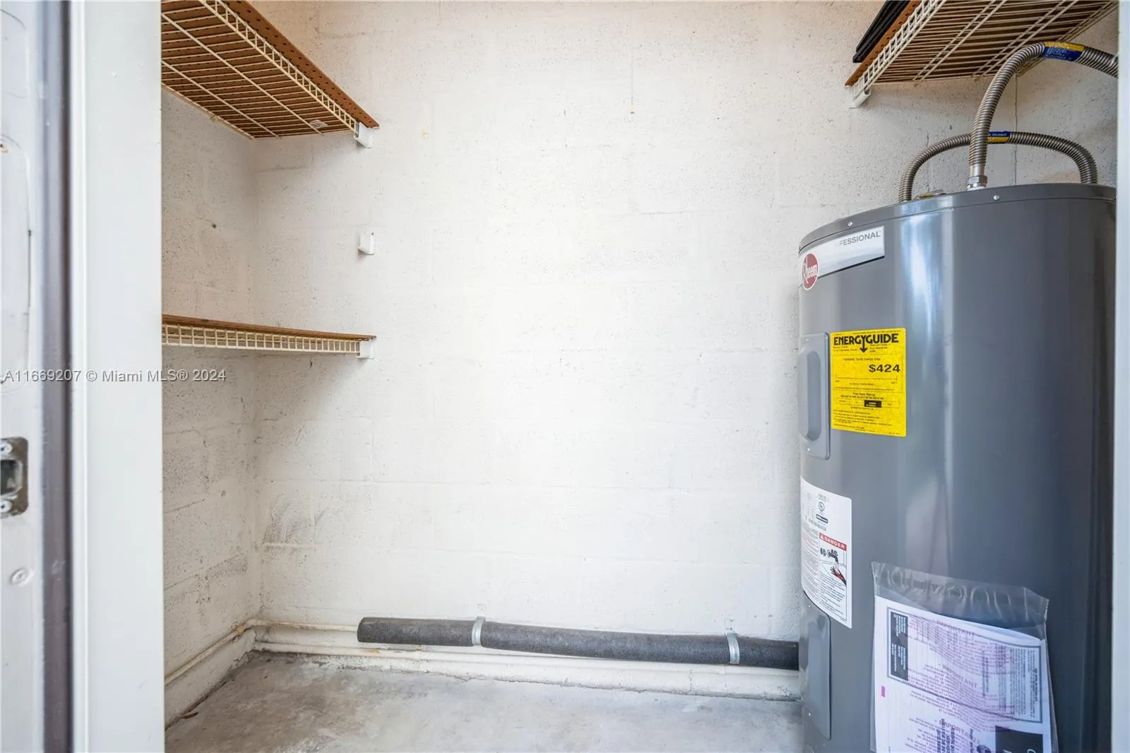 Weston, Florida 33326, United States, 2 Bedrooms Bedrooms, ,1 BathroomBathrooms,Residential,Pending,40560