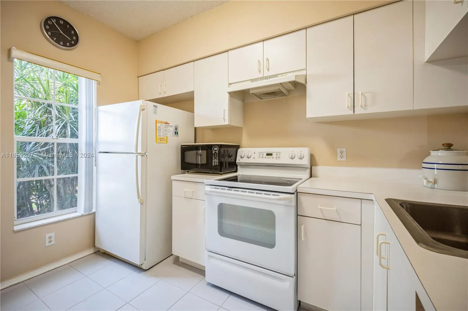 Weston, Florida 33326, United States, 2 Bedrooms Bedrooms, ,1 BathroomBathrooms,Residential,Pending,40560