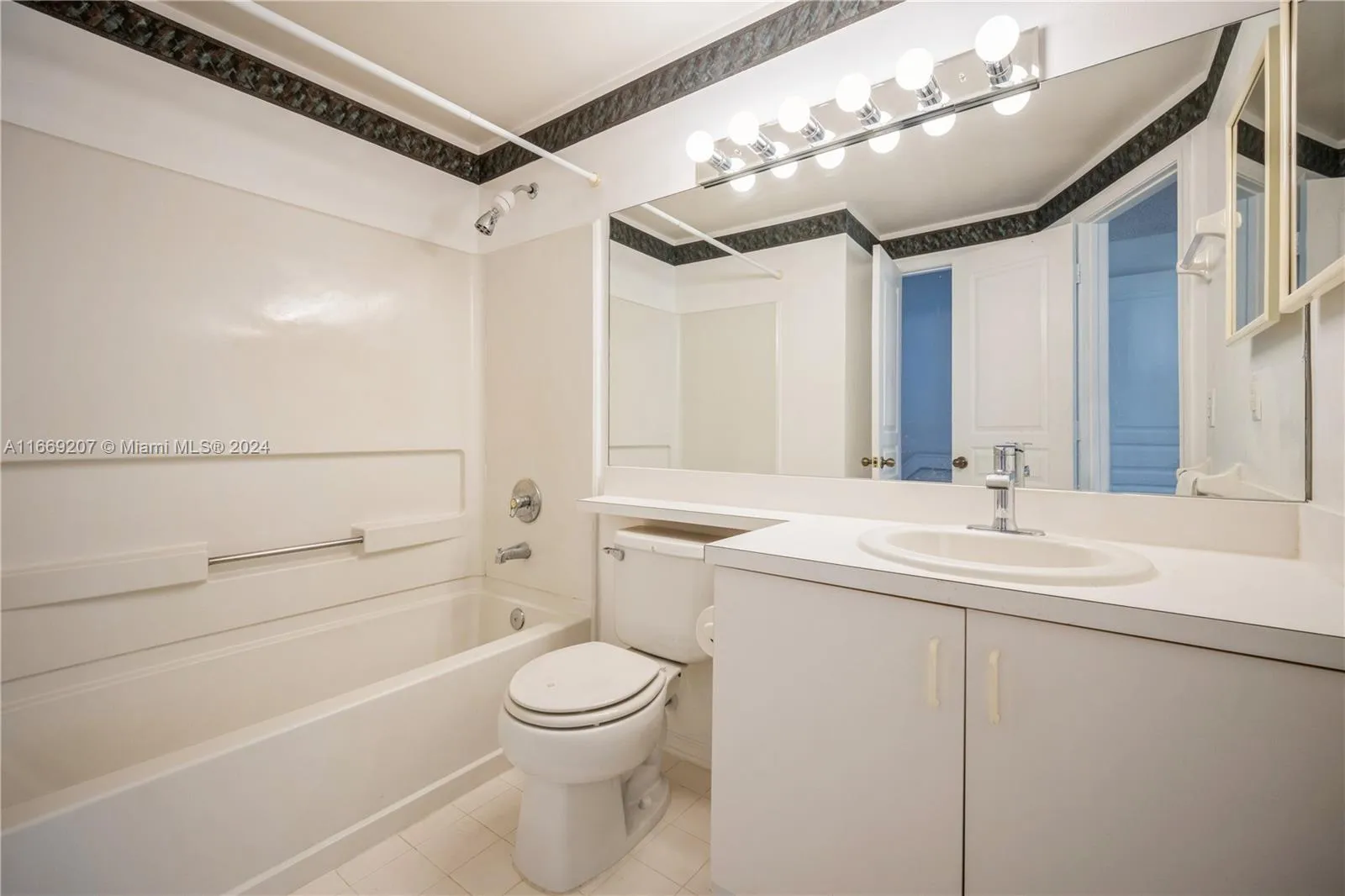 Weston, Florida 33326, United States, 2 Bedrooms Bedrooms, ,1 BathroomBathrooms,Residential,Pending,40560