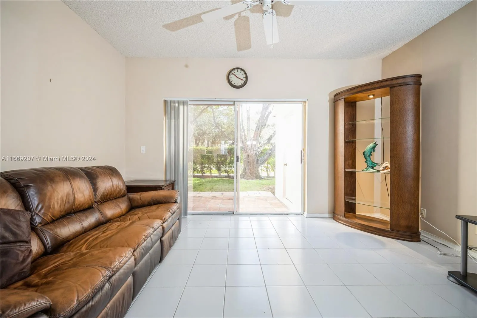 Weston, Florida 33326, United States, 2 Bedrooms Bedrooms, ,1 BathroomBathrooms,Residential,Pending,40560