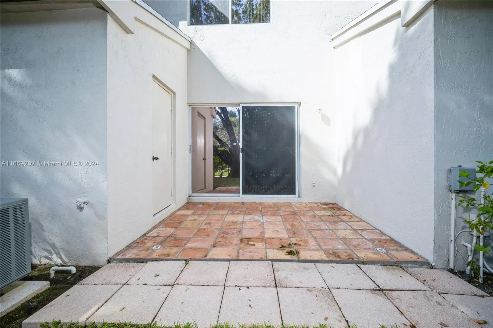 Weston, Florida 33326, United States, 2 Bedrooms Bedrooms, ,1 BathroomBathrooms,Residential,Pending,40560