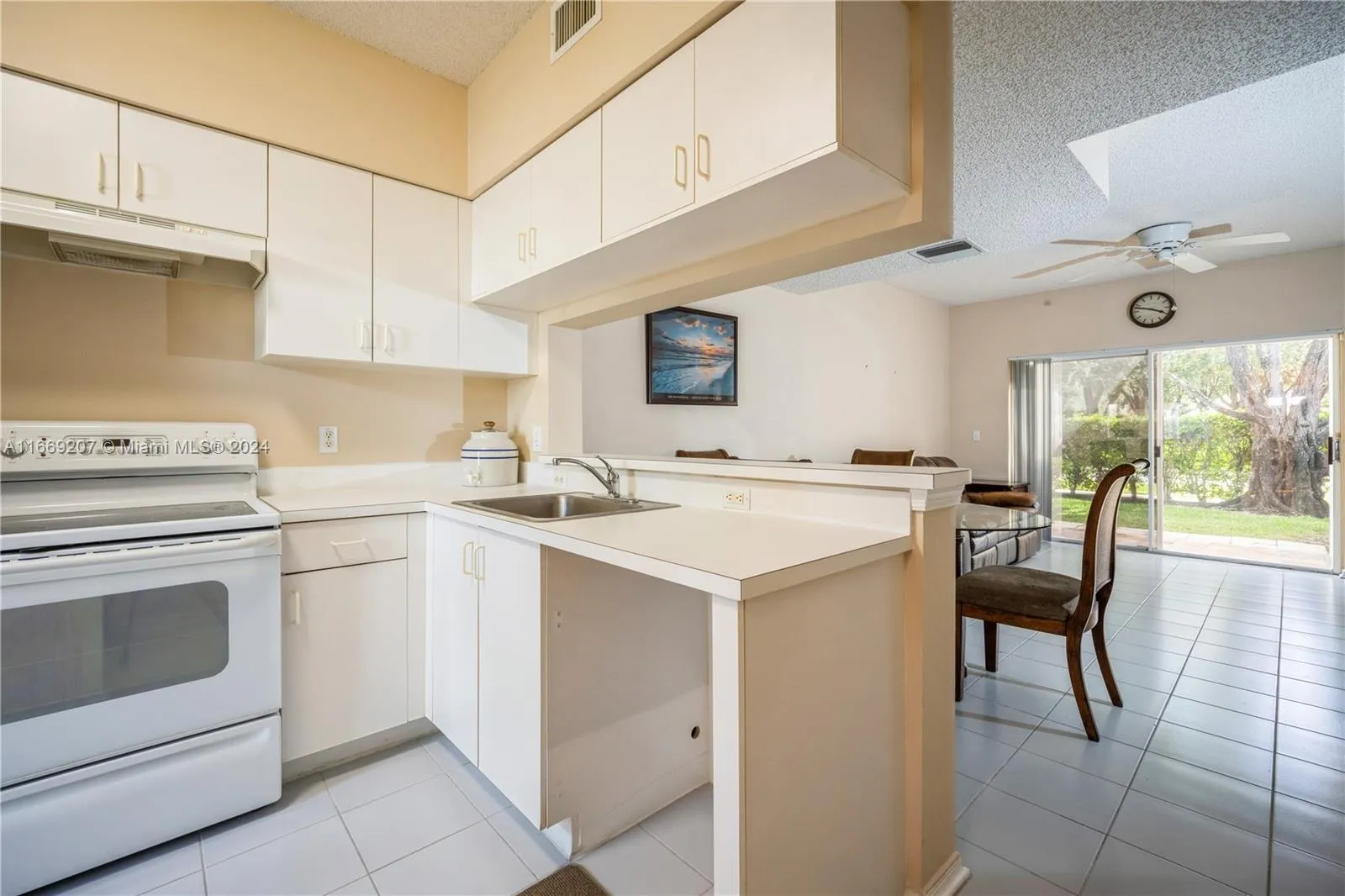 Weston, Florida 33326, United States, 2 Bedrooms Bedrooms, ,1 BathroomBathrooms,Residential,Pending,40560