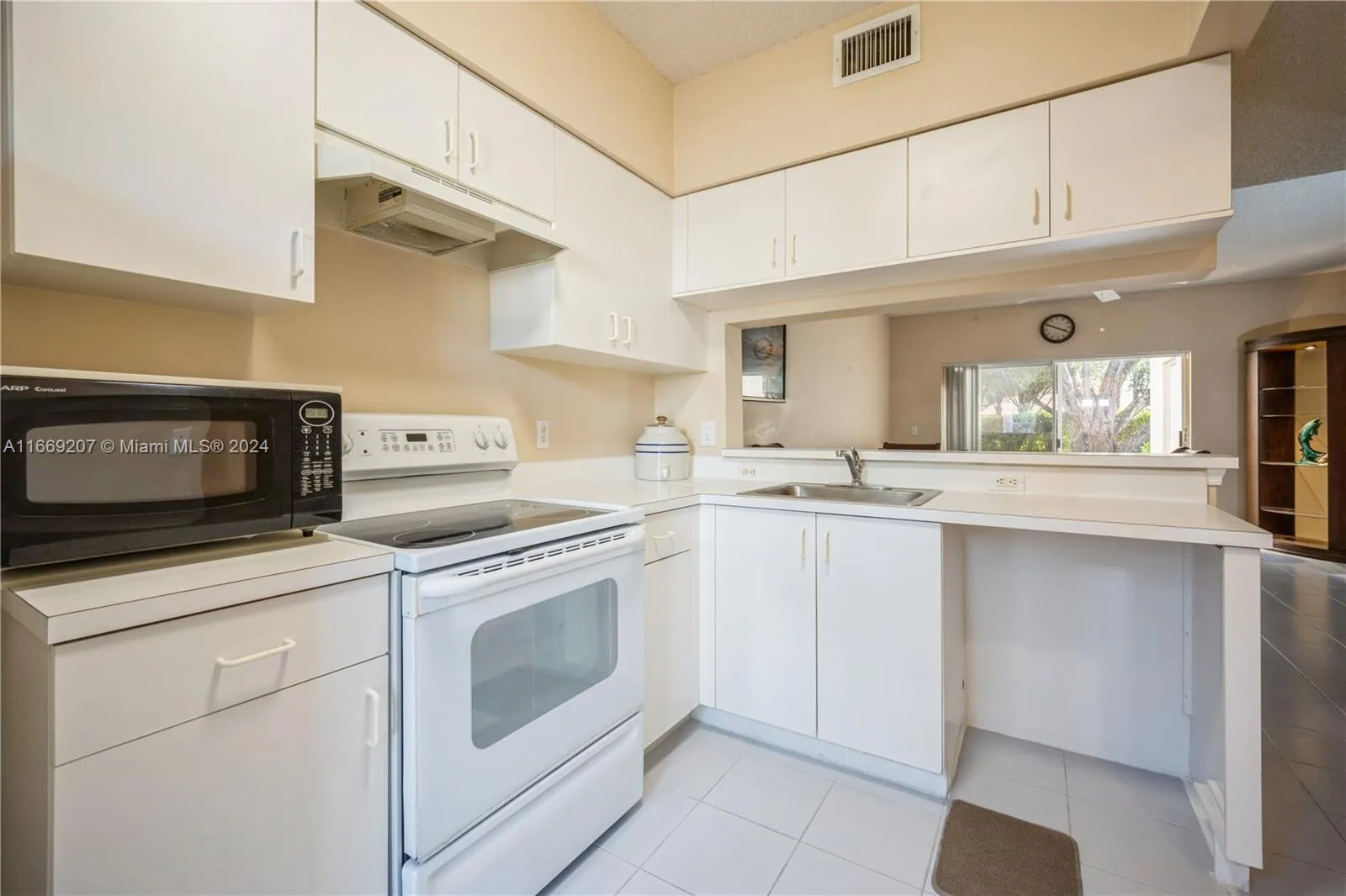 Weston, Florida 33326, United States, 2 Bedrooms Bedrooms, ,1 BathroomBathrooms,Residential,Pending,40560