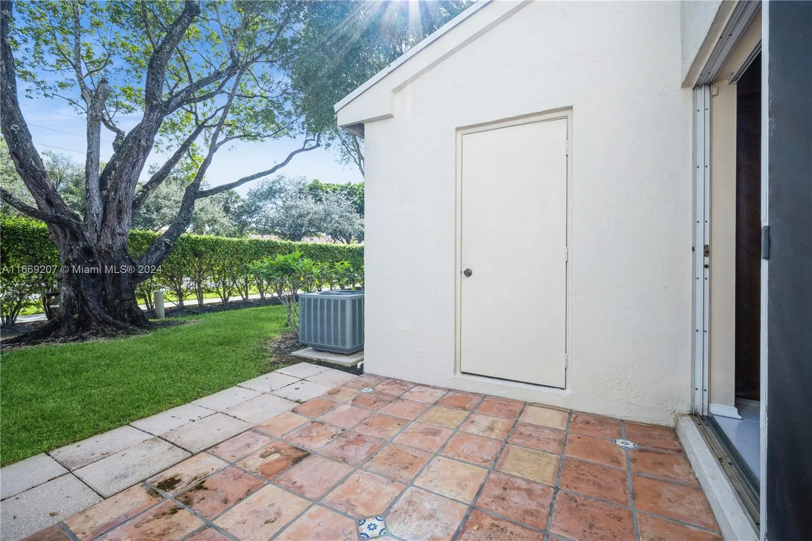 Weston, Florida 33326, United States, 2 Bedrooms Bedrooms, ,1 BathroomBathrooms,Residential,Pending,40560