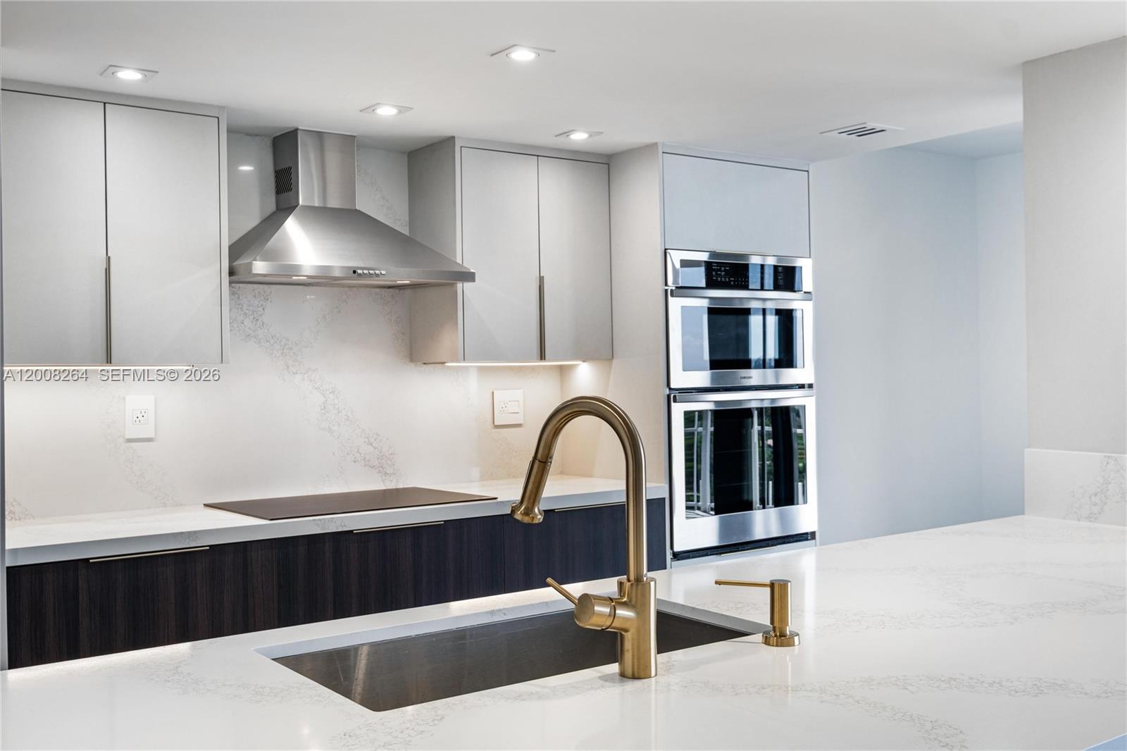 TOWERS OF QUAYSIDE CONDO - Residential