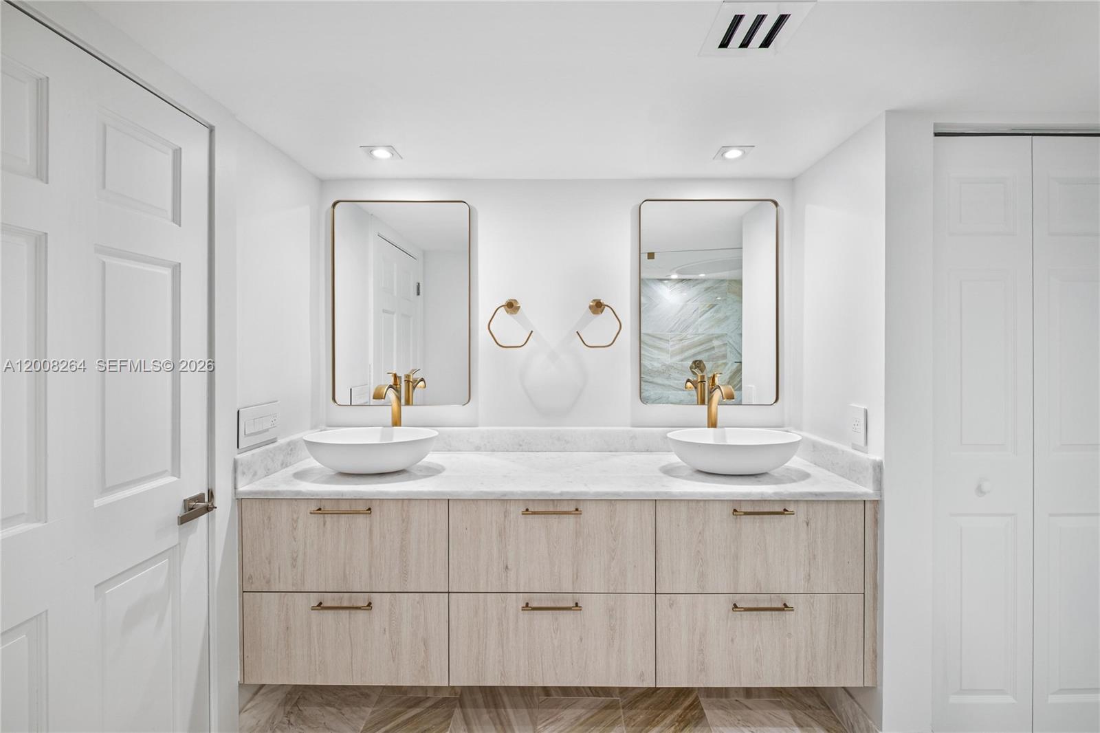 TOWERS OF QUAYSIDE CONDO - Residential