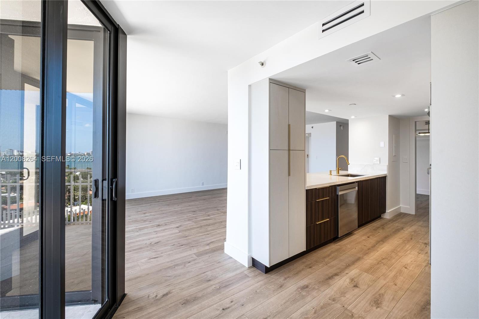 TOWERS OF QUAYSIDE CONDO - Residential