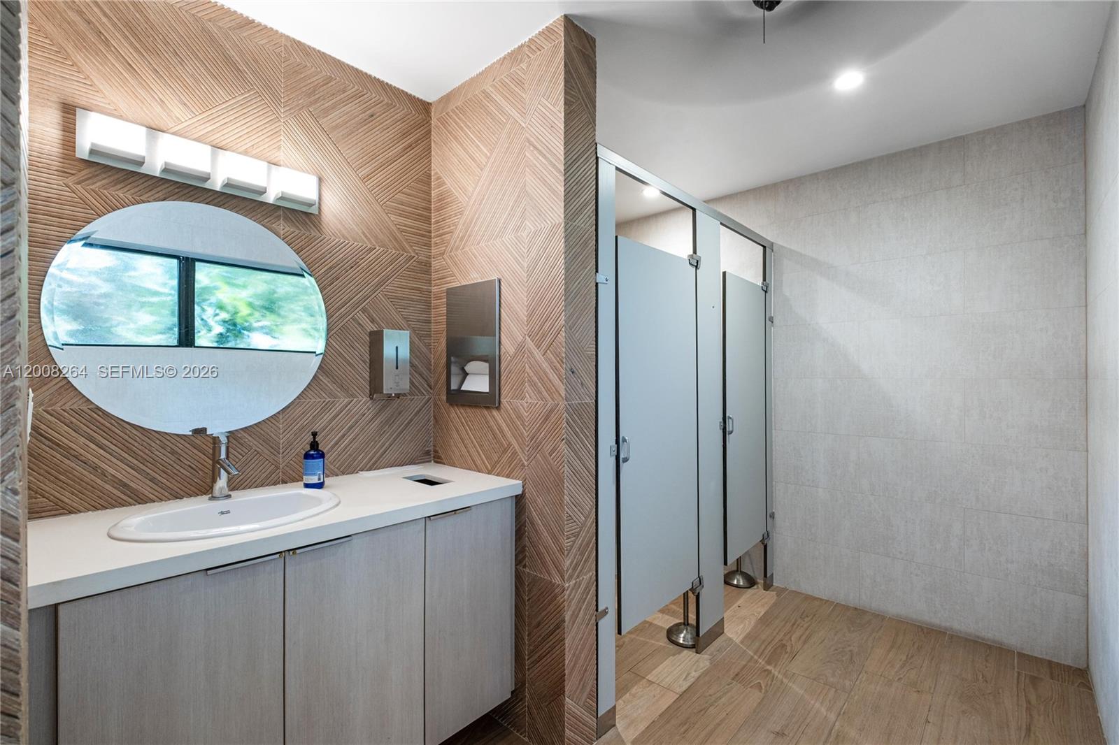 TOWERS OF QUAYSIDE CONDO - Residential