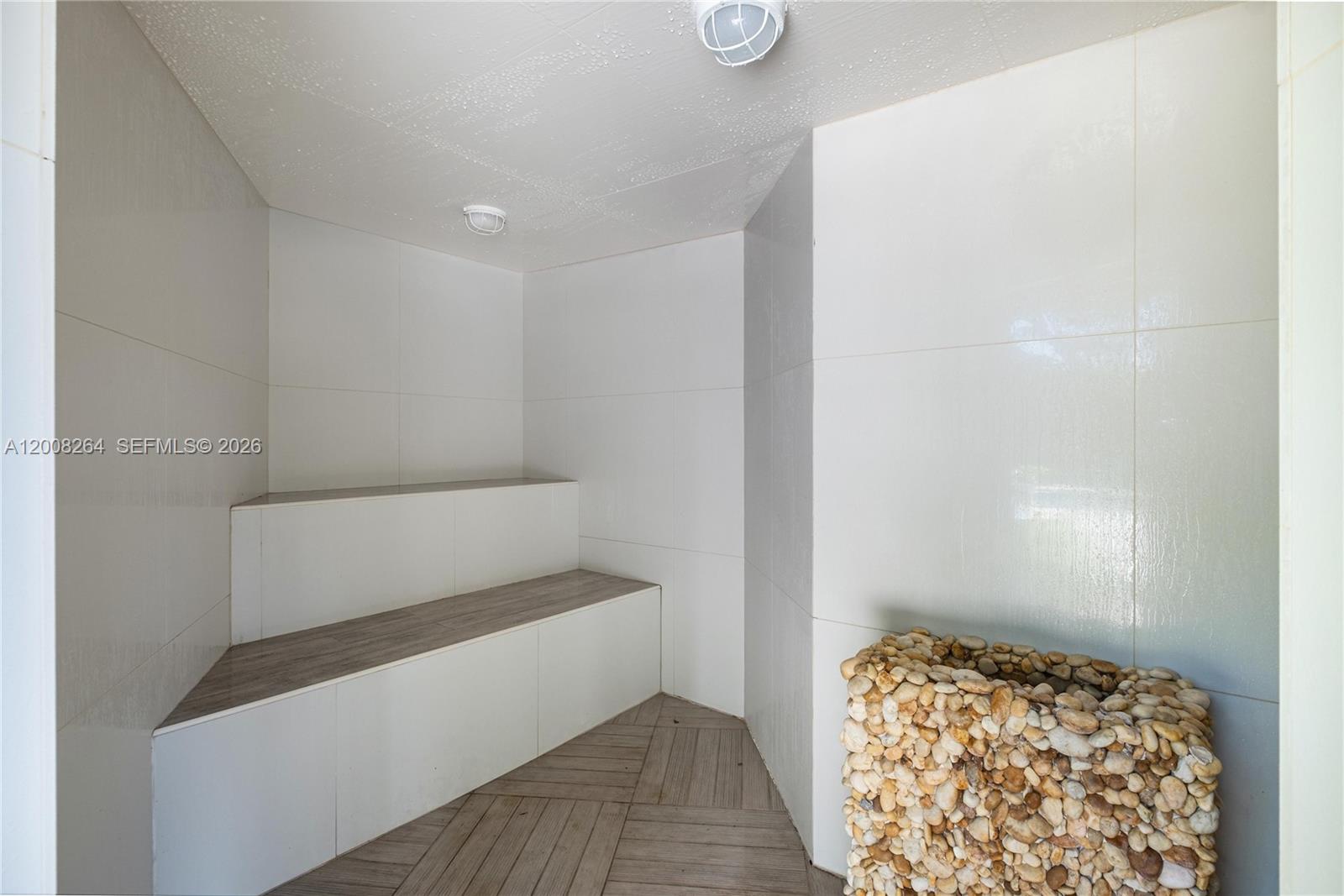 TOWERS OF QUAYSIDE CONDO - Residential