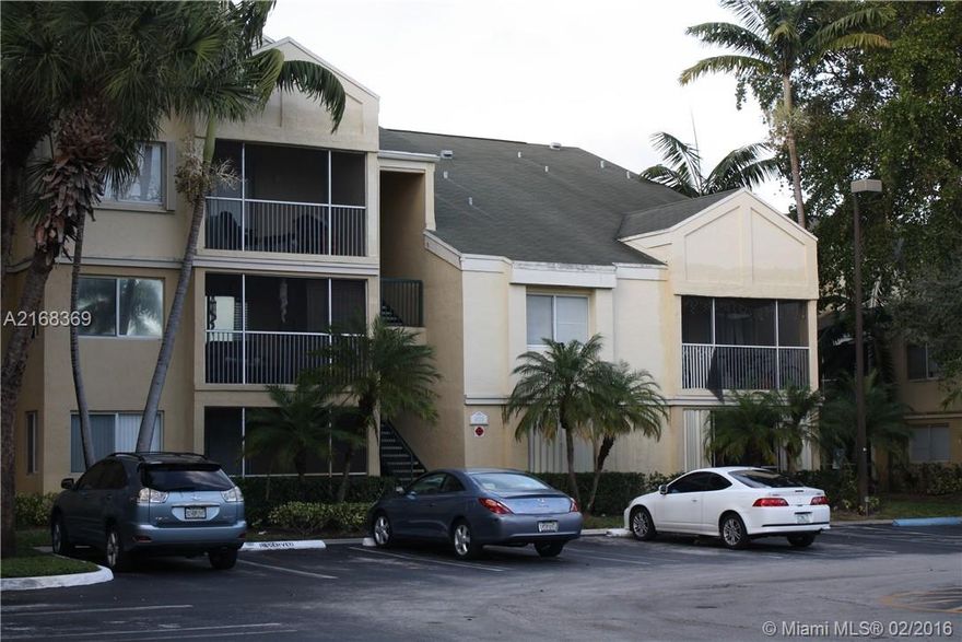 VERY NICE UNIT, 2/2 w/Vaulted Ceilings Walk in Closets in both Bedrooms! Large Laundry w/ Washer/Dryer set!