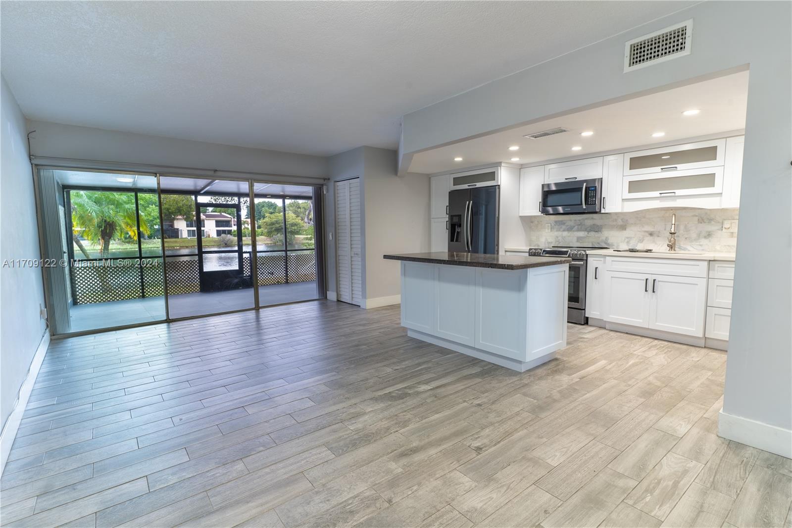 Rental Property at 14271 Kendale Lakes Cir 14271, Miami, Broward County, Florida - Bedrooms: 2 
Bathrooms: 3  - $3,000 MO.