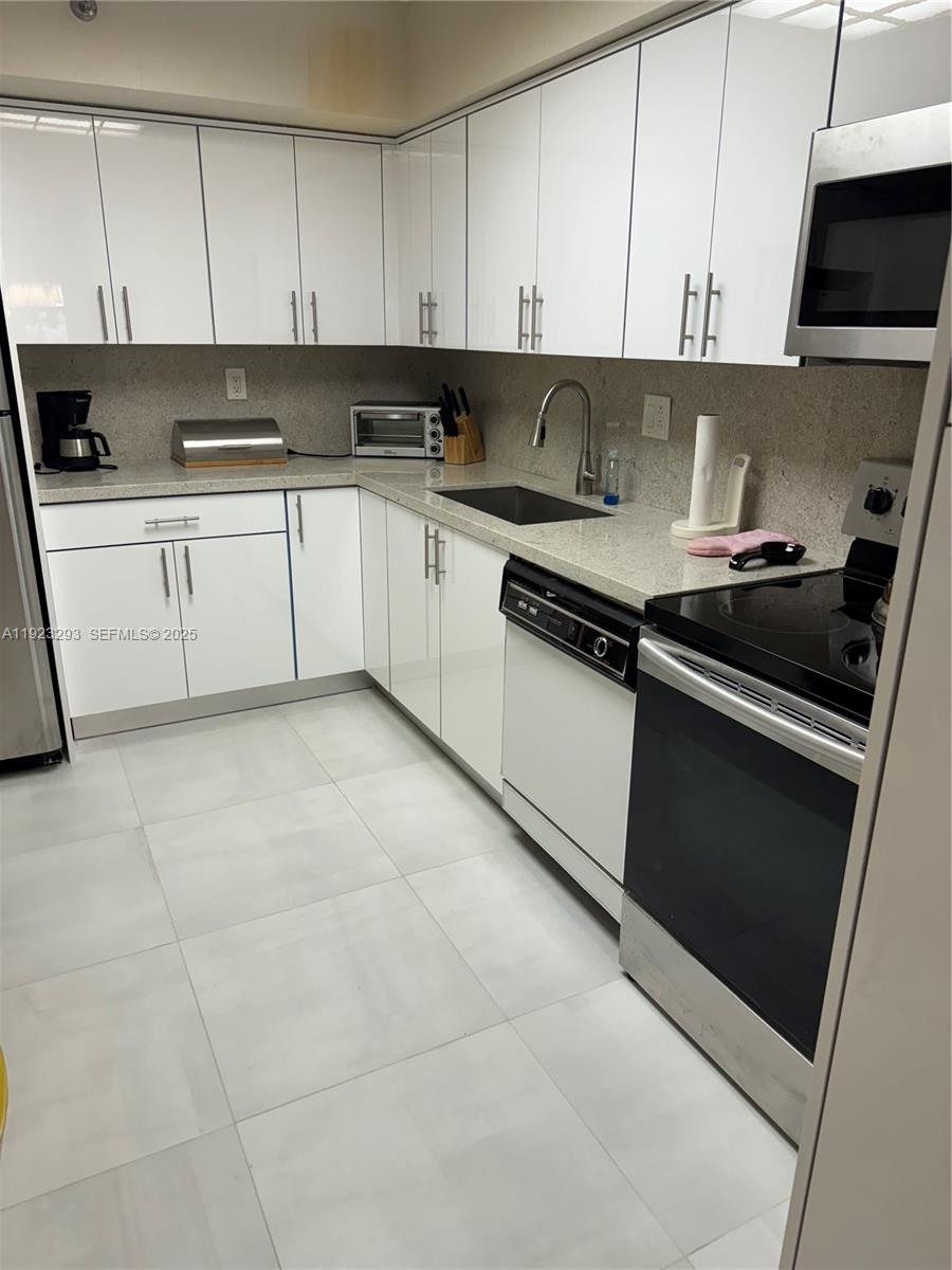 3600 Mystic Pointe Dr 208