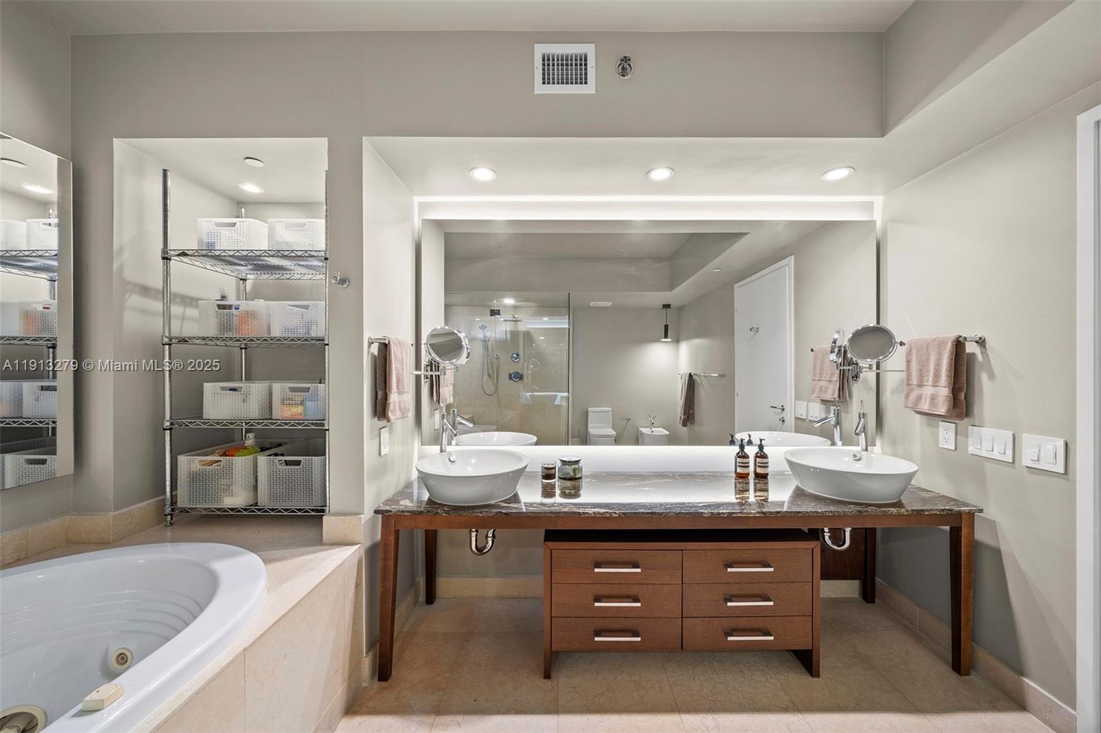 ICON CONDO - Residential