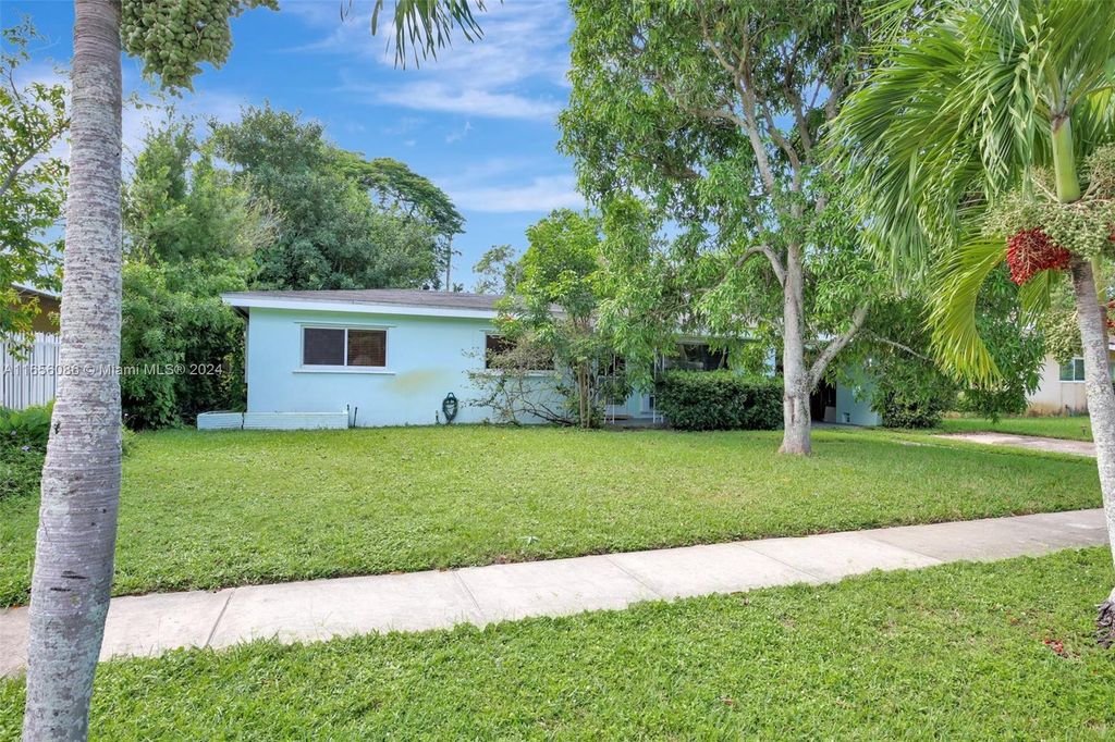 Photo of 950 E Dayton Cir, Fort Lauderdale, FL 33312 (MLS # A11656086)