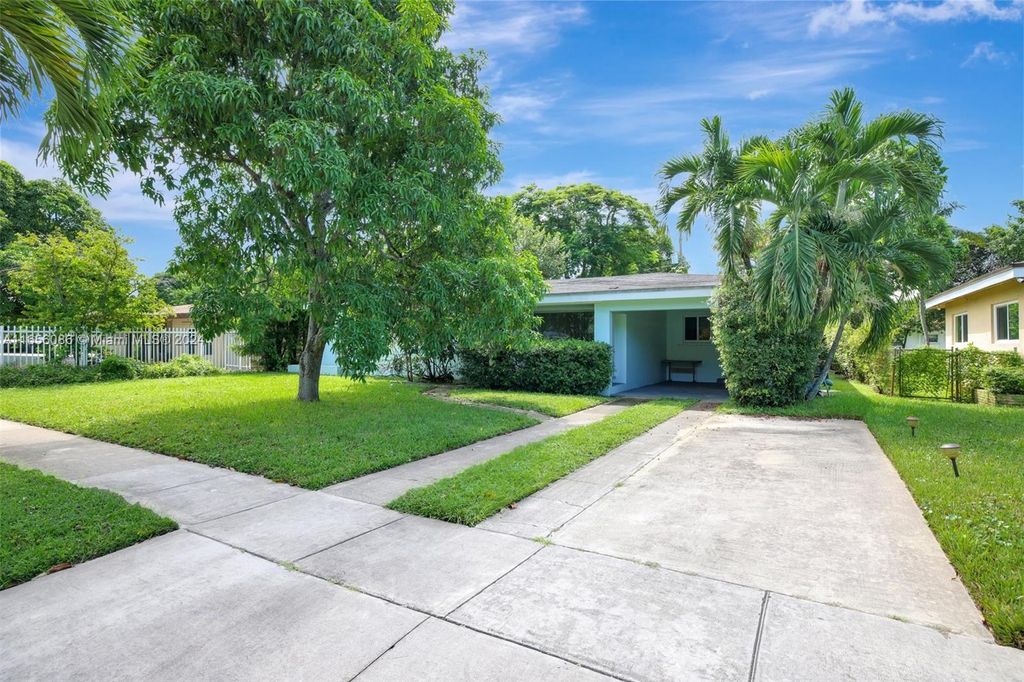 Photo of 950 E Dayton Cir, Fort Lauderdale, FL 33312 (MLS # A11656086)
