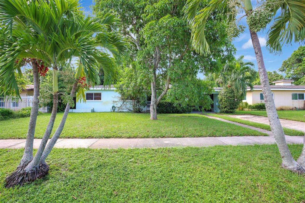 Photo of 950 E Dayton Cir, Fort Lauderdale, FL 33312 (MLS # A11656086)