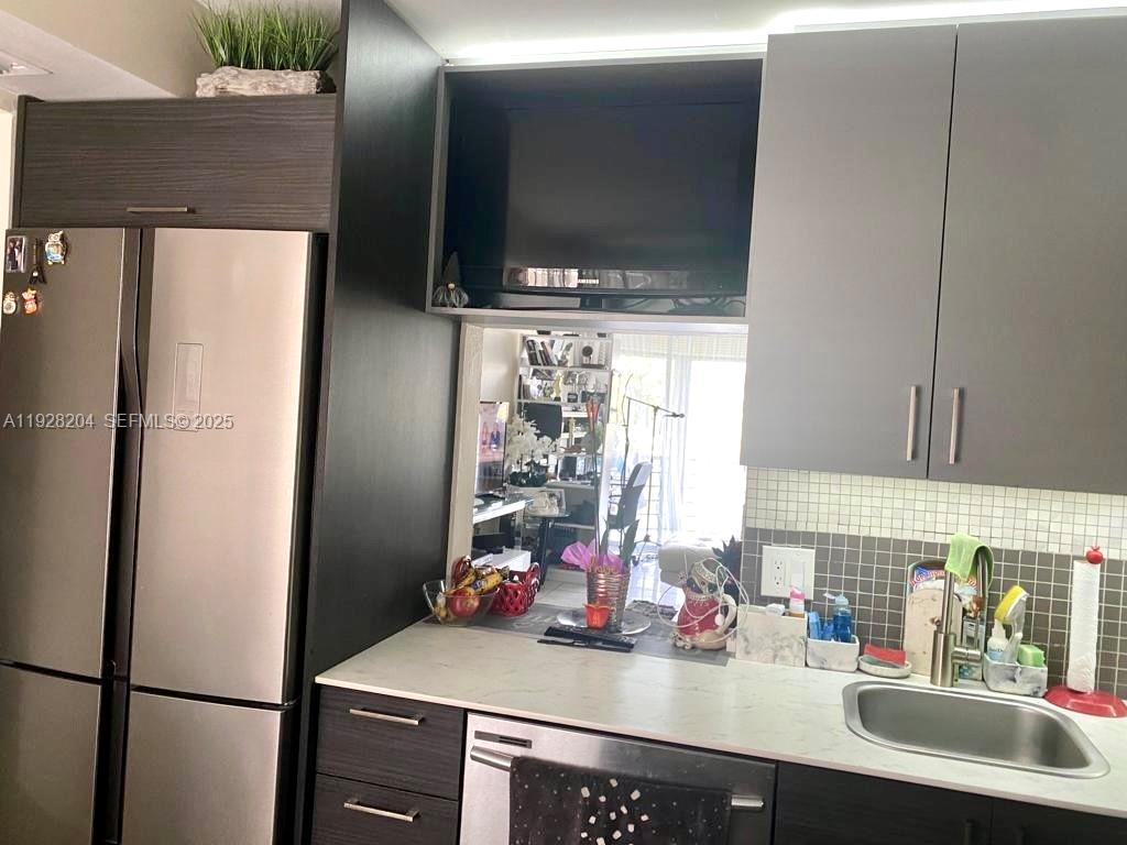 FIRST FORUM CONDO - Residential