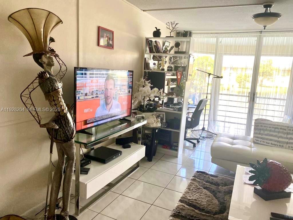 FIRST FORUM CONDO - Residential