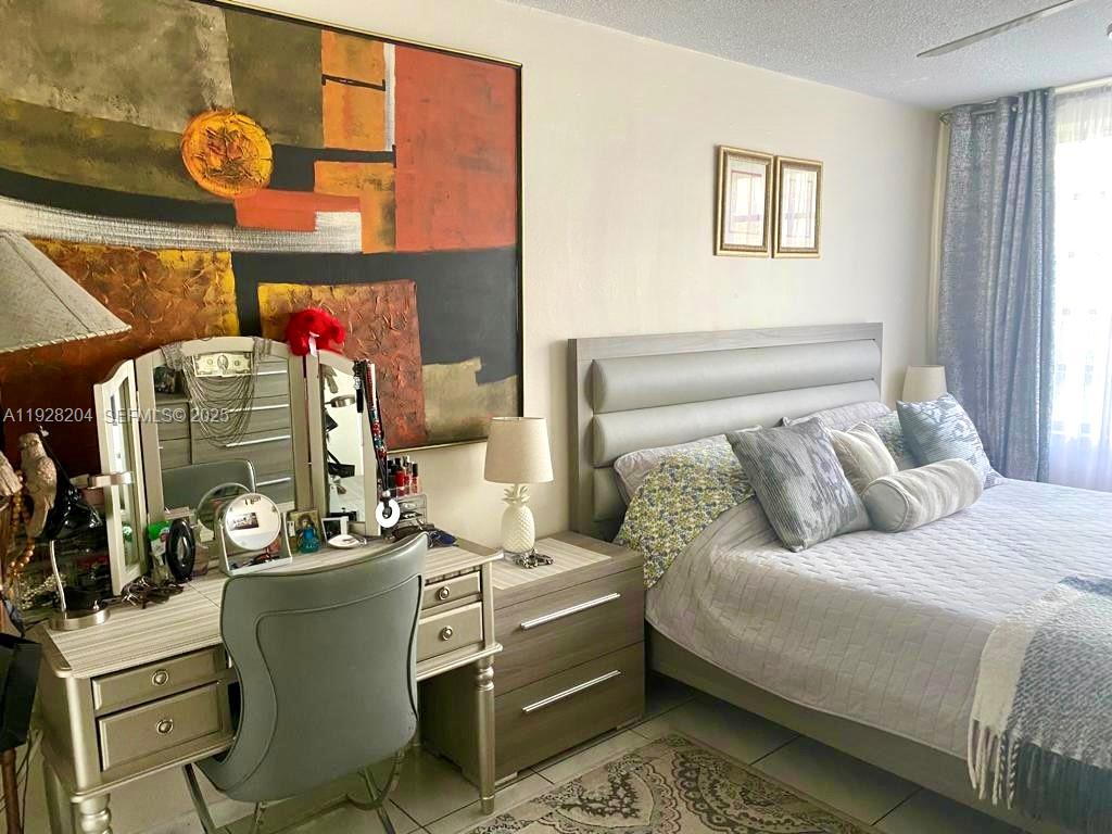 FIRST FORUM CONDO - Residential