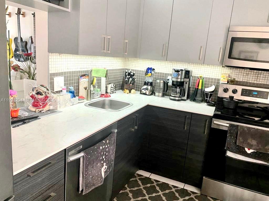 FIRST FORUM CONDO - Residential