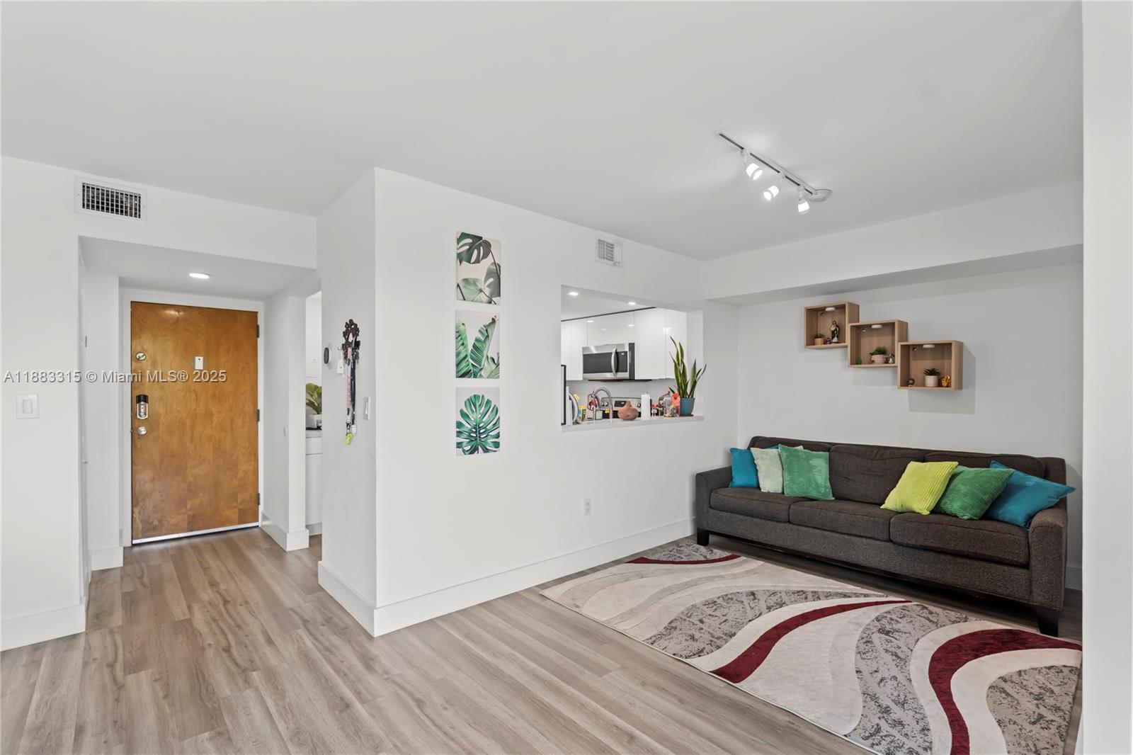 INTERNATIONAL TOWERS COND - Residential Lease