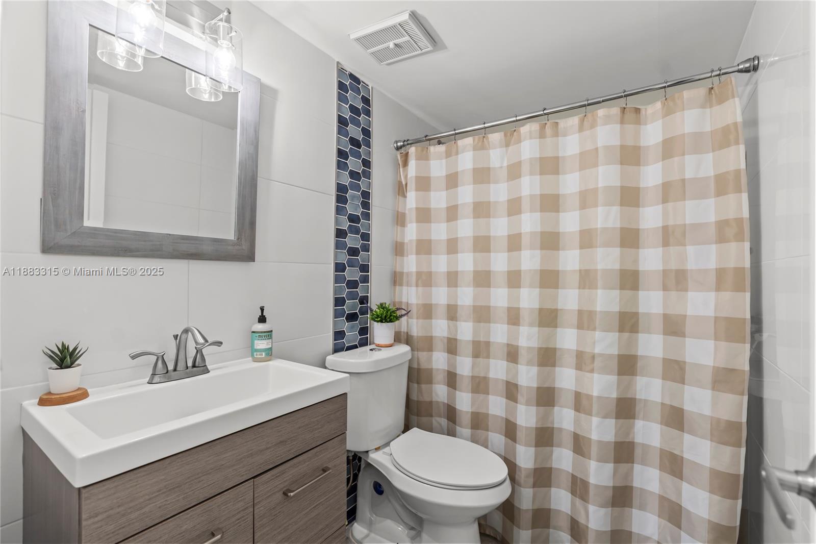 INTERNATIONAL TOWERS COND - Residential Lease