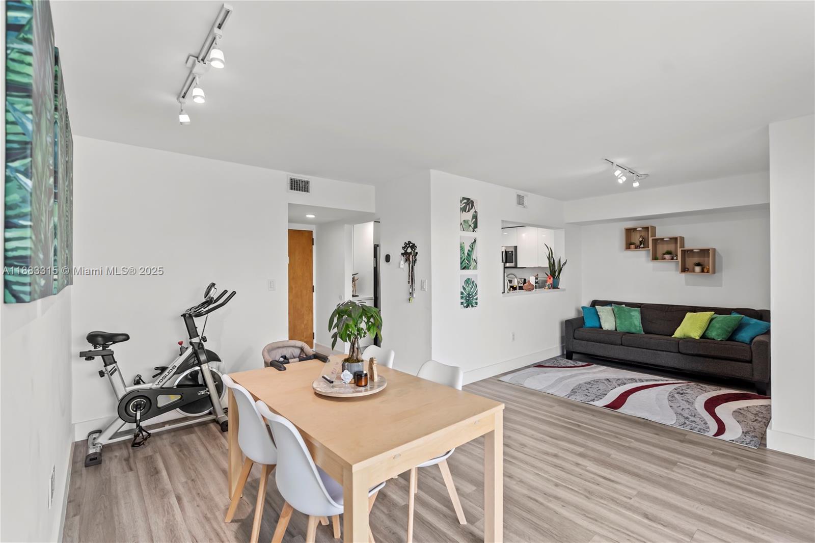 INTERNATIONAL TOWERS COND - Residential Lease