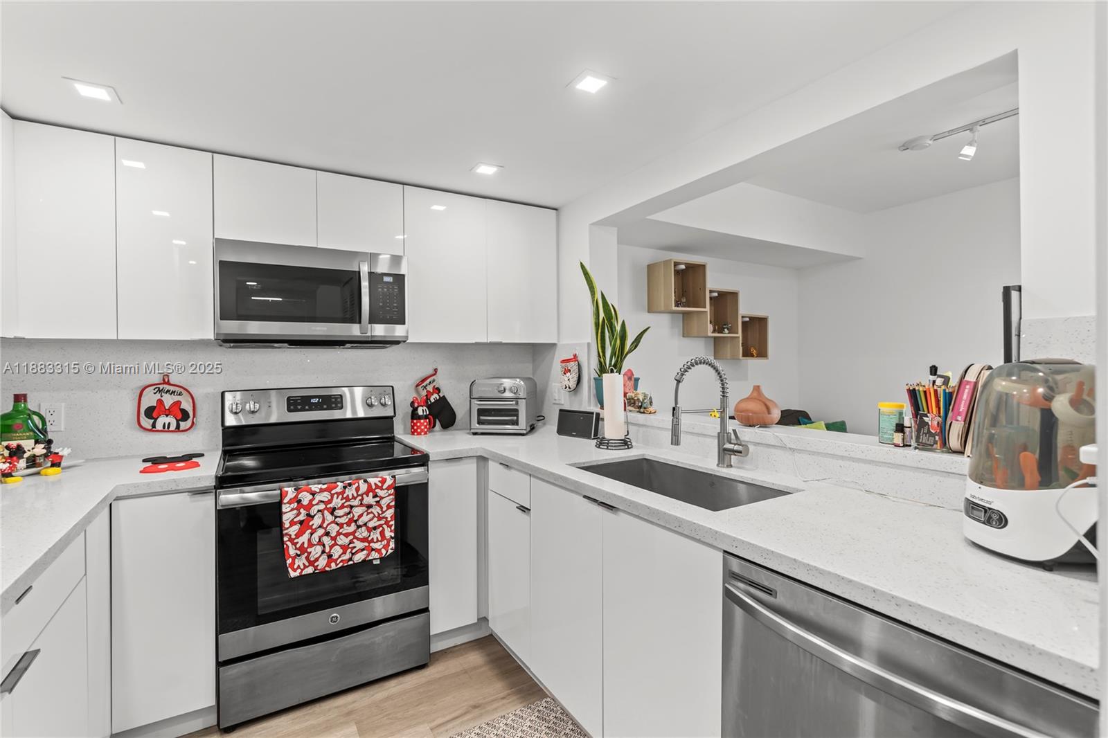 INTERNATIONAL TOWERS COND - Residential Lease