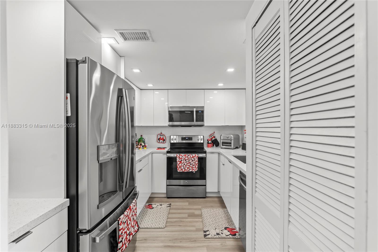 INTERNATIONAL TOWERS COND - Residential Lease